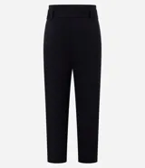 Pantalón zanahoria negro con trabillas en la cintura, pliegues y cinturón con lazo.