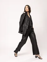 Blazer oversized color beige de corte recto, confeccionado en tela con lino.