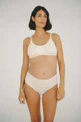 Pack de tres bombachas tipo culotte de tiro alto con faja en la cintura para mayor sujeción. Confeccionadas en algodón con elastano, en colores crema, beige y negro.