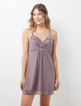 Chemise verde esmeralda de seda fría, marca Montelle. Con apliques de encaje en ruedo y escote. Breteles finos regulables.