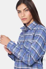 Camisa holgada a cuadros en tela de sarga, con cuello clásico, cierre frontal con botones y mangas largas con puños abotonados.