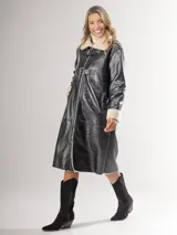 Bota texana negra de gamuza con bordados decorativos y taco de madera.