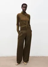Jersey de punto fino color verde militar, con cuello alto y detalle de nudo integrado en el cuello, de manga larga y diseño recto.