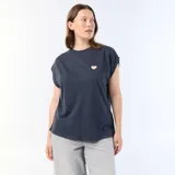 Camiseta de punto gris oscuro sin mangas, con cuello redondo y un pequeño bordado en forma de corazón dorado en el pecho.