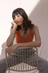 Pantalón palazo a cuadros celestes y blancos, con tiro alto y elástico en la cintura.