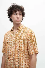 Camisa negra con estampado cachemir en blanco, de manga corta y corte recto.