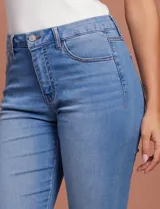 Jean skinny tiro medio color azul, marca One Five One, confeccionado en algodón elastizado. Cuenta con pretina con pasadores, cierre y botón metálico, bolsillos delanteros y traseros, y laterales sin costura.