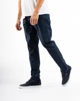Pantalón de gabardina negro, corte recto, con bolsillos laterales y traseros.