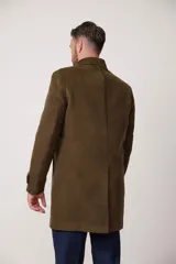 Abrigo clásico de paño azul marino, con cuello solapa, cierre frontal con botones y bolsillos laterales.