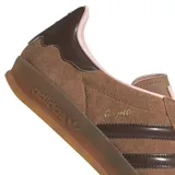 Championes Adidas Gazelle Indoor color marrón con detalles en marrón oscuro y rosa.