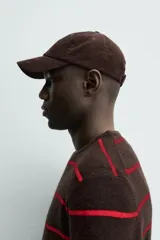 Gorra de seis paneles confeccionada en pana de algodón con visera curva y ajuste en la parte posterior.