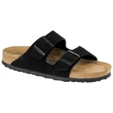 Sandalias Birkenstock Arizona SFB LEVE de gamuza negra con dos correas ajustables con hebillas metálicas negras. Plantilla anatómica de corcho-látex y suela de EVA.