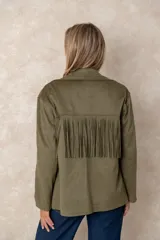 Chaqueta de gamuza sintética color marrón, con diseño de flecos en el pecho y la espalda. Presenta cierre frontal con botones, cuello camisero y bolsillos cuadrados frontales.