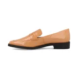 Mocasines color tostado con textura símil serpiente, diseño clásico de empeine estructurado y suela baja con tacón sutil.