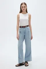Pantalón jean de tiro alto con bolsillos laterales y diseño recto.