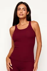 Musculosa de malla acanalada color bordó, de diseño minimalista con escote redondo y tiras anchas, confeccionada en viscosa y elastano con ajuste al cuerpo.