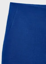 Short azul de lino con tiro medio, bolsillos laterales y diseño recto con cierre oculto.