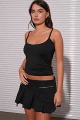 Top negro de breteles finos y escote recto.