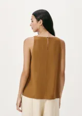 Musculosa de corte halter, color marrón, de diseño liso y elegante.