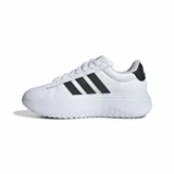 Championes Adidas Grand Court Platform de diseño urbano con plataforma. Presentan una parte superior sintética de color blanco con las icónicas tres tiras laterales en negro y detalle en el talón. Incorporan tecnología Cloudfoam en la plantilla y mediasuela para mayor amortiguación y comodidad.