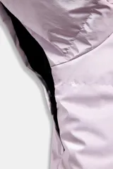 Campera puffer lila con capucha y forro negro, cierre frontal con cremallera, bolsillos laterales con cierre y puños negros ajustados.