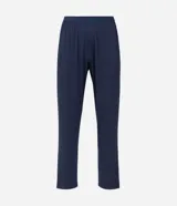 Pijama largo de hombre compuesto por una remera de manga larga con cuello redondo y un pantalón tipo jogging con cintura elástica. Confeccionado en tejido de viscolycra suave y ligero, con acabado liso.