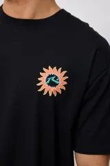Remera blanca de manga corta de ajuste holgado con estampa en el pecho.