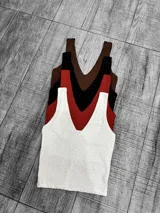 Top de tirantes con escote en V, decorado con pequeños brillos. Disponible en blanco, rojo, negro y marrón.