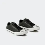 Zapatillas Converse Chuck Taylor All Star OX de cuero negro con suela de goma blanca.