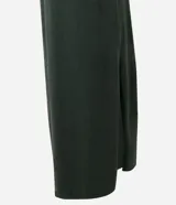 Vestido midi Marfinno de punto color gris oscuro, con cuello alto, mangas cortas amplias y diseño suelto.