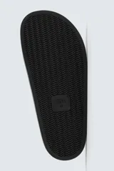 Zueco cerrado de hombre, color verde militar, fabricado en piel con acabado serraje (gamuza). Presenta plantilla acolchada y suela de goma negra con volumen.