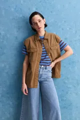 Jean wide leg de tiro alto con calce amplio y pierna ancha, de color celeste con lavado clásico. Presenta diseño de cinco bolsillos y cierre frontal con botón y cremallera.