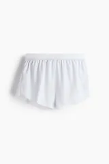 Short de running blanco, confeccionado con tejido funcional DryMove™ que absorbe la humedad. Presenta un corte regular con cintura elástica cubierta, cordón ajustable oculto, bolsillos laterales con cierre y calzoncillo interno de malla suave.