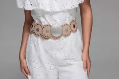 Mono largo blanco de broderie con escote off-shoulder con volados y cinturón marrón con hebilla circular.