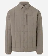 Campera marrón claro para hombre, confeccionada en tejido capitoneado de poliéster. Tiene cuello polo, manga larga con puños ajustados, abotonado delantero y bolsillo en el pecho.