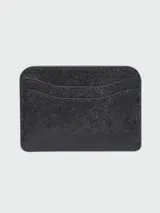 Tarjetero Marc Jacobs de cuero texturizado color negro, con ranuras para tarjetas y logo metálico frontal a tono.