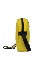 Morral deportivo color amarillo con correa negra ajustable. Presenta el logo de la NBA en la parte superior y un llavero colgante con el logo de los Los Angeles Lakers.