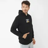 Buzo tipo canguro color negro con capucha ajustable y bolsillo frontal. Presenta el logo de la marca CAT estampado en el pecho en color blanco y amarillo.
