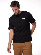 Remera de manga corta y cuello redondo color negro, con el logo de Cat estampado en el pecho izquierdo.