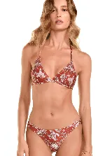 Conjunto de bikini Triya con protección UV50+. El top es triangular con fruncido que realza el busto y tiras finas que se atan al cuello y a la espalda. La bombacha tiene costura en la espalda que realza la silueta.