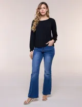 Blusa de modal y elastano color blanco, de silueta holgada, escote redondo amplio con elástico interno fruncido y mangas largas fluidas con puños ajustados.