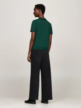 Chomba verde de corte regular con cuello clásico y logo bordado en el pecho.