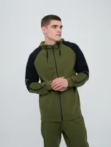 Campera canguro deportiva Umbro para hombre, de color verde militar con mangas negras de diseño raglán y detalles en verde militar. Cuenta con cierre frontal completo, capucha con cordones ajustables y bolsillos estilo canguro.