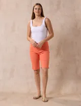Bermuda color beige de gabardina elastizada, marca Ruby Rd. Tiene pretina ancha elastizada, bolsillos simulados en la parte delantera y bolsillos aplicados en la parte trasera.