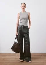 Musculosa de canalé confeccionada en mezcla de algodón, viscosa y elastano. Presenta diseño entallado, corte recto y cuello redondo.