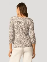 Cardigan de punto con estampado de mariposas en tonos grises y blancos. Presenta cuello redondo, cierre frontal con botones y mangas tres cuartos con puños acanalados.