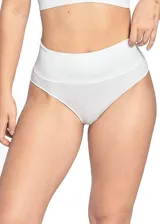 Bombacha blanca de tiro alto estilo culotte, confeccionada en tejido rib (acanalado) con terminación de costura overlock en las piernas.