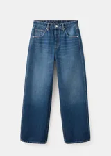 Jeans de denim azul de corte wide leg, tiro medio y diseño clásico de cinco bolsillos.