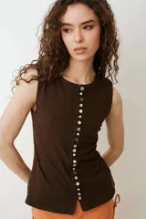 Musculosa turquesa de algodón con escote redondo y cierre frontal decorado con una hilera de múltiples botones vintage variados.