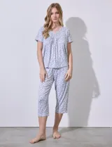 Conjunto de pijama marca René Rofé, compuesto por remera de manga corta con cuello redondo y aplique de puntilla, y pantalón capri con cintura elastizada, ambos en tejido soft estampado con motivos florales.
